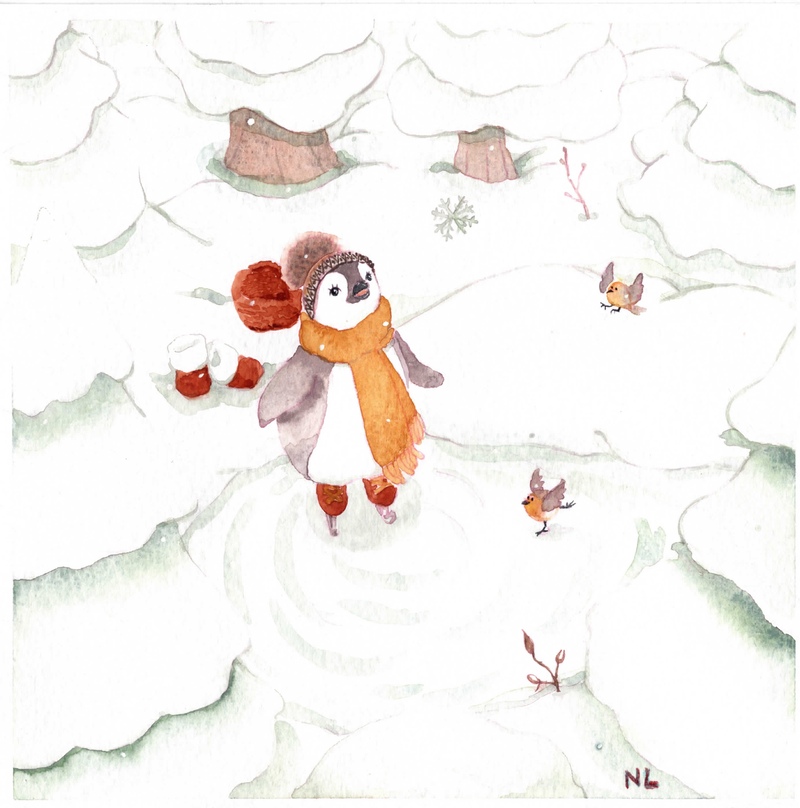 illustration aquarelle de nixia lesperres d'un petit pinguoin vue de haut sur un lac gelé avec des patins à glace portant une echarpe jaune un bonnet a pompom il y a deux petits rouges gorges qui volent autour de lui dans une forêt de sapin enneiger